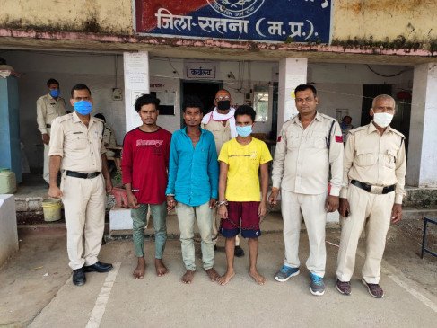 नशीली-दवाइयों-का-तस्कर-चढ़ा-पुलिस-के-हत्थे-–-जप्त-की-गई-210-शीशी-कफ-सिरप नशीली-दवाइयों-का-तस्कर-चढ़ा-पुलिस-के-हत्थे-–-जप्त-की-गई-210-शीशी-कफ-सिरप